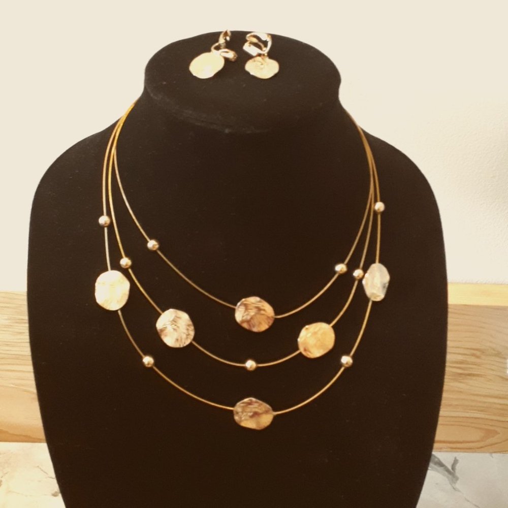 Gold tone necklace & matching earings